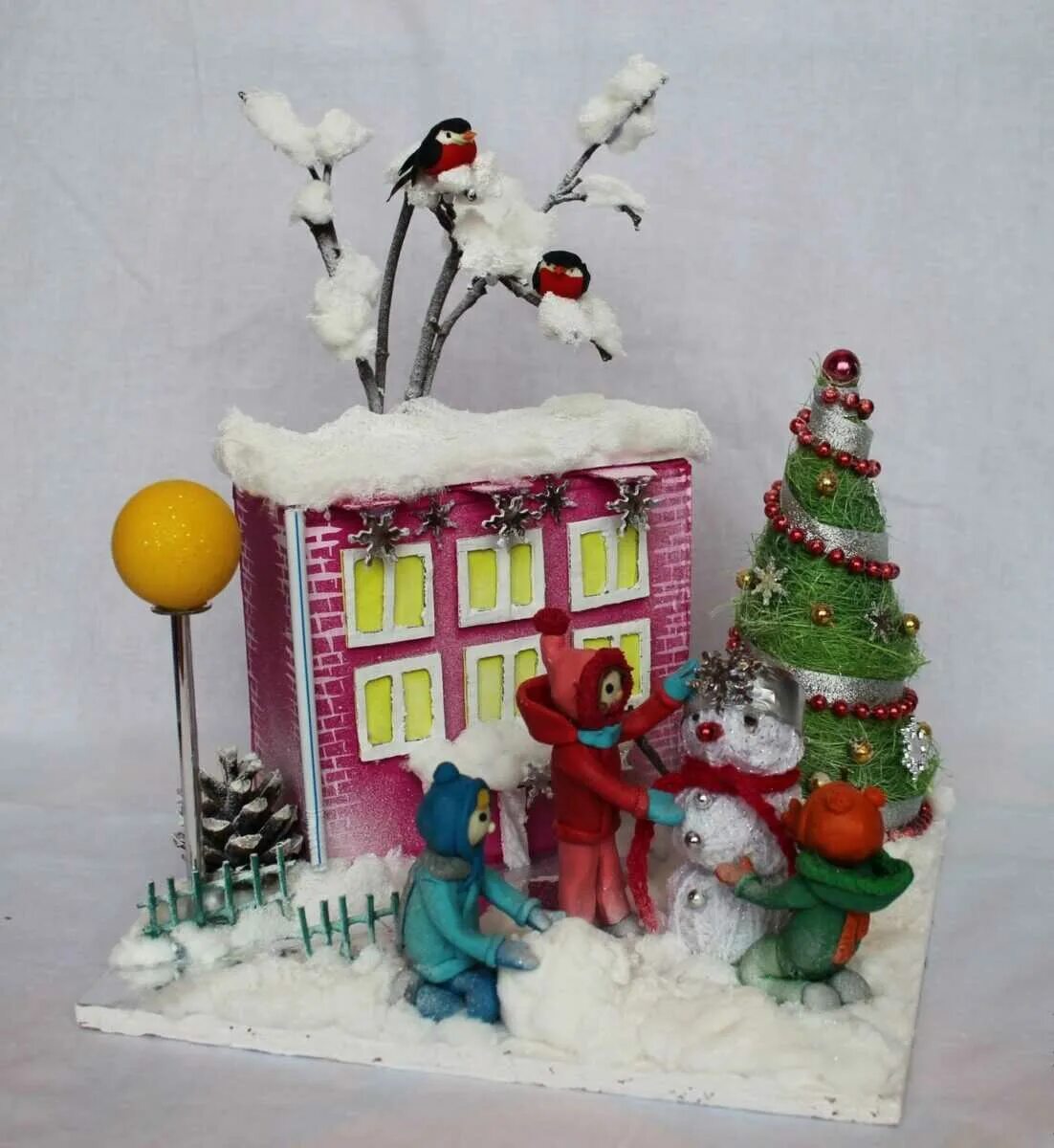 Новогодняя композиция с домиком. Зимняя поделка в детский сад. Зимняя поделка в детский сад. Новогодние поделки в детский мал. Зимняя композиция своими руками в детский сад.