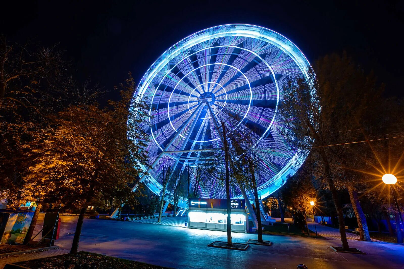 Ростова на дону ночной вид. Колесо обозрения в парке революции в ростове на дону. Ростов куда сходить ночью. Здание муз театра в ростове на дону. Город ростов на дону.