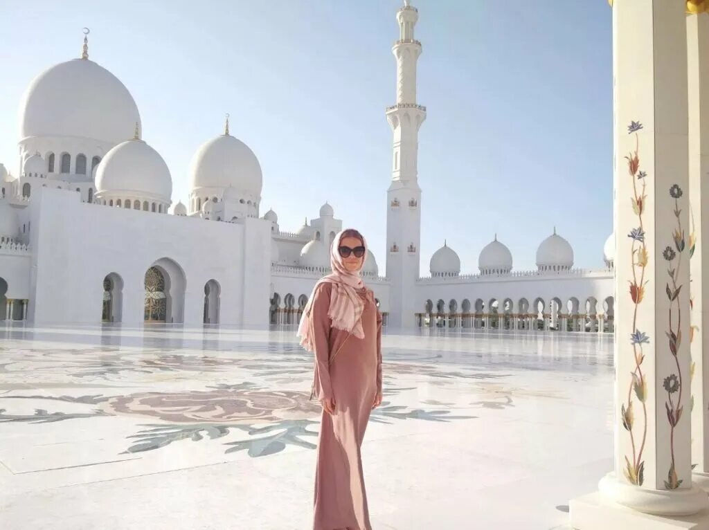 В какой одежде дубай. Мечеть Абу Даби туристки. Шейхиня Абу Даби. Anastasia Evseeva Объединенные арабские эмираты.