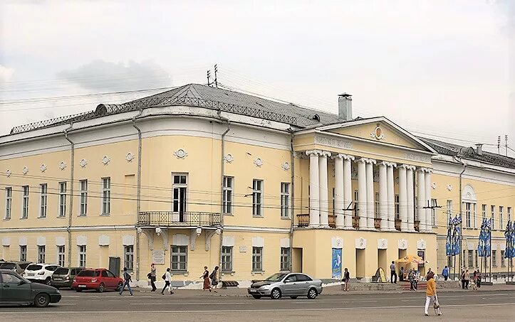 Бывший дом офицеров. Дом офицеров тверь колонный зал. Дом офицеров в екатеринбурге. Цки на соборной во владимире. Старое красное здание.