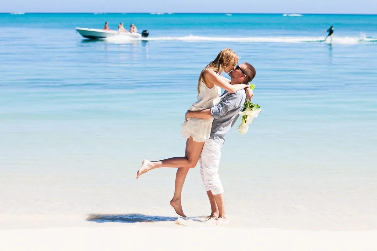 Семейная пара в отпуске. Свадебная фотосессия на Мальдивах. Свадебное путешествие на островах. Влюбленные на берегу моря. Романтическое путешествие.