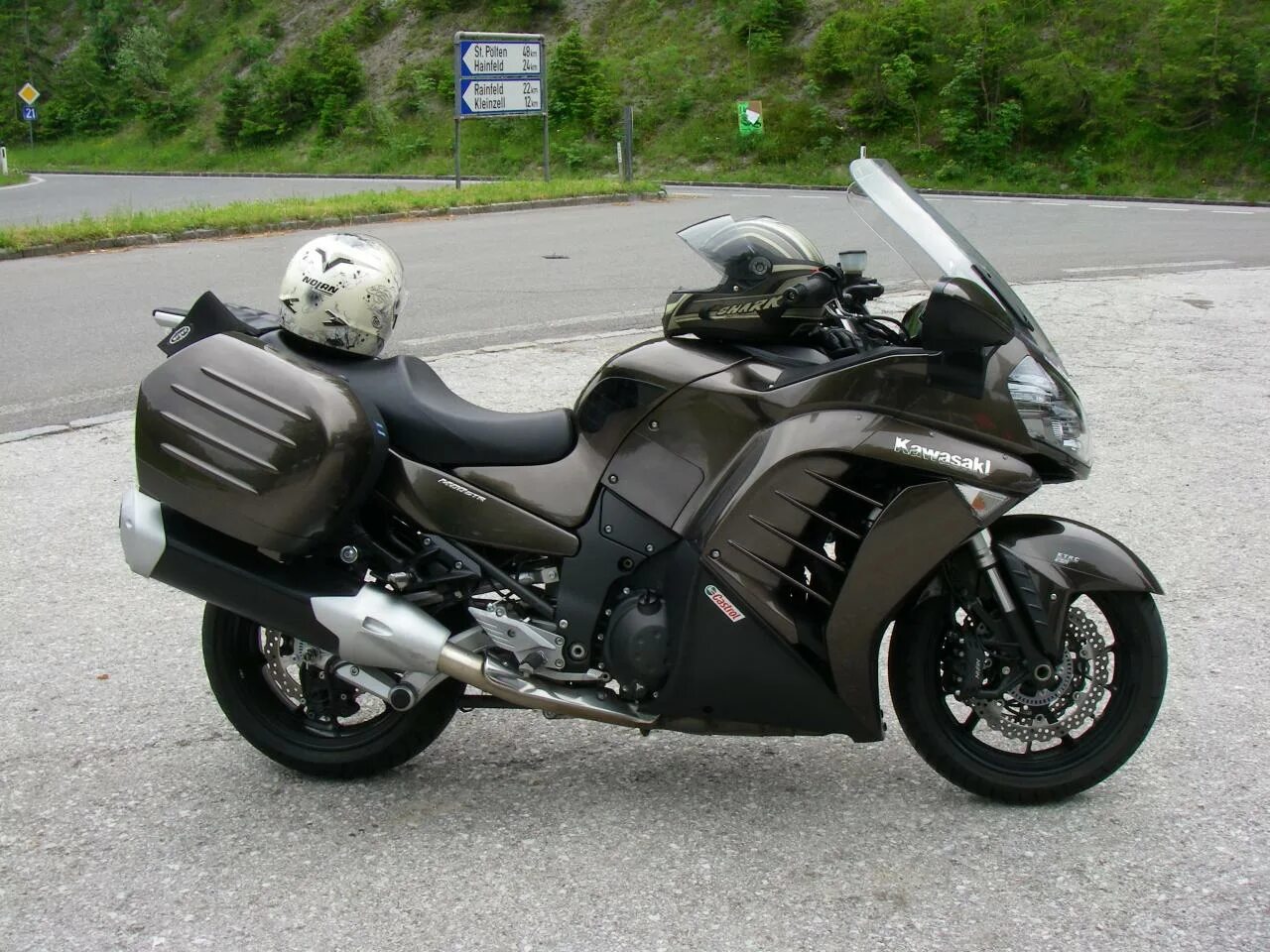 Кавасаки gtr 1400. Кавасаки 1400 GTR. Kawasaki GTR 1400. Kawasaki ZZR 1400. Мотоцикл Кавасаки GTL 1400.