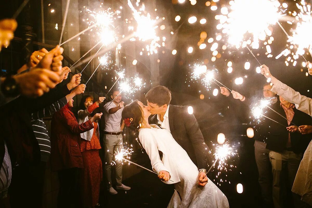 Фото с бенгальскими огнями на свадьбе. Бенгальские огни на свадьбе. Бенгальские огни длинные. Бенгальские огни длинные. Выдержка огни.