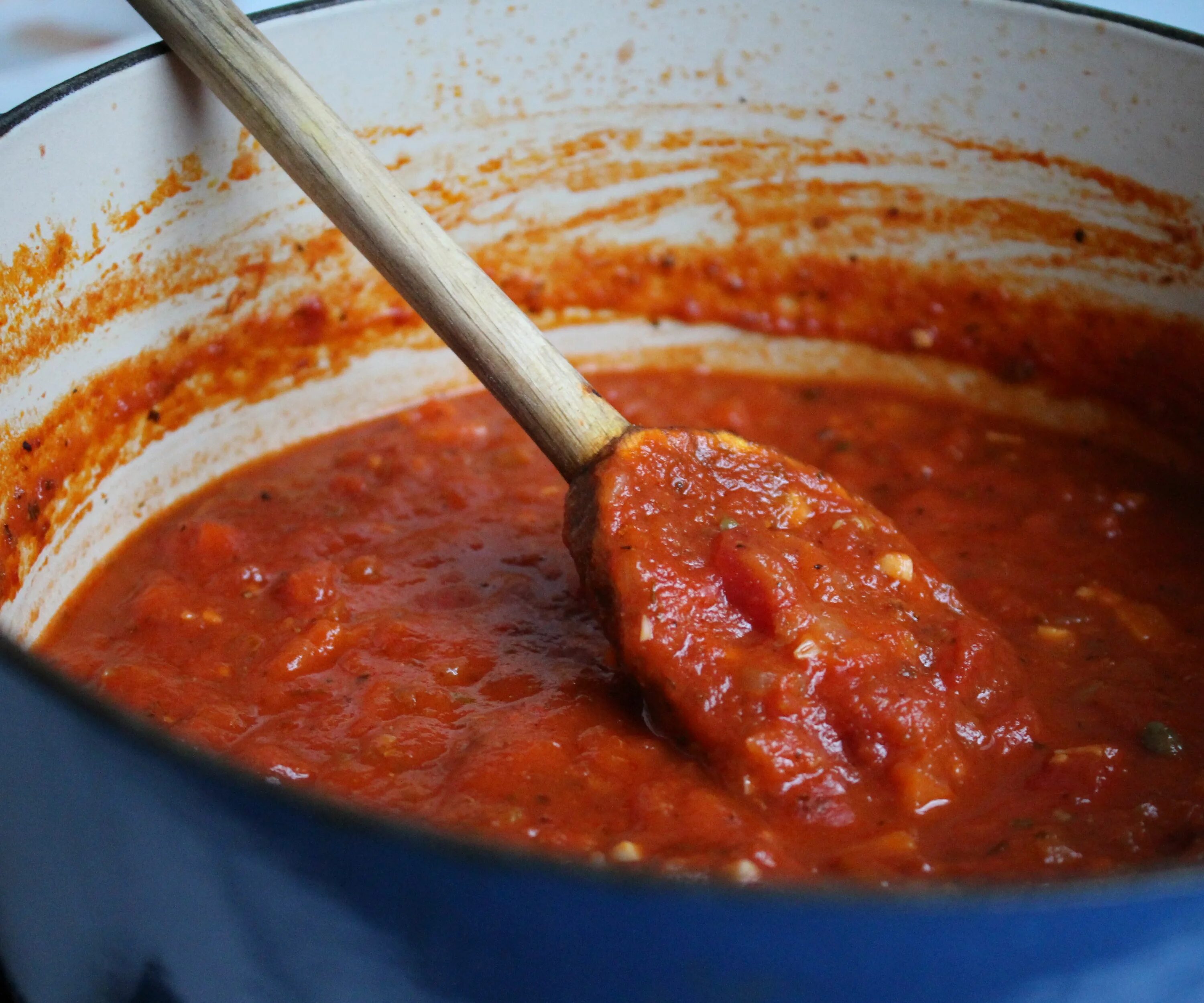 Подлива томатная с мукой и сметаной. Томатный соус "Чемергес". Подлива. Вкусная томатная подлива. Паста с сельдереем в томатном соусе.