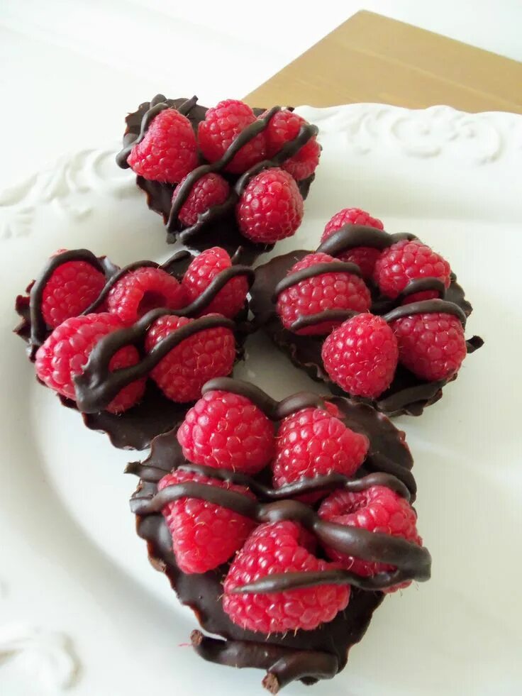 Chocolate raspberry. Шоколад с малиной. raspberry chocolate. brushko малина в шоколаде. festive raspberry and chocolate ganache yule log.