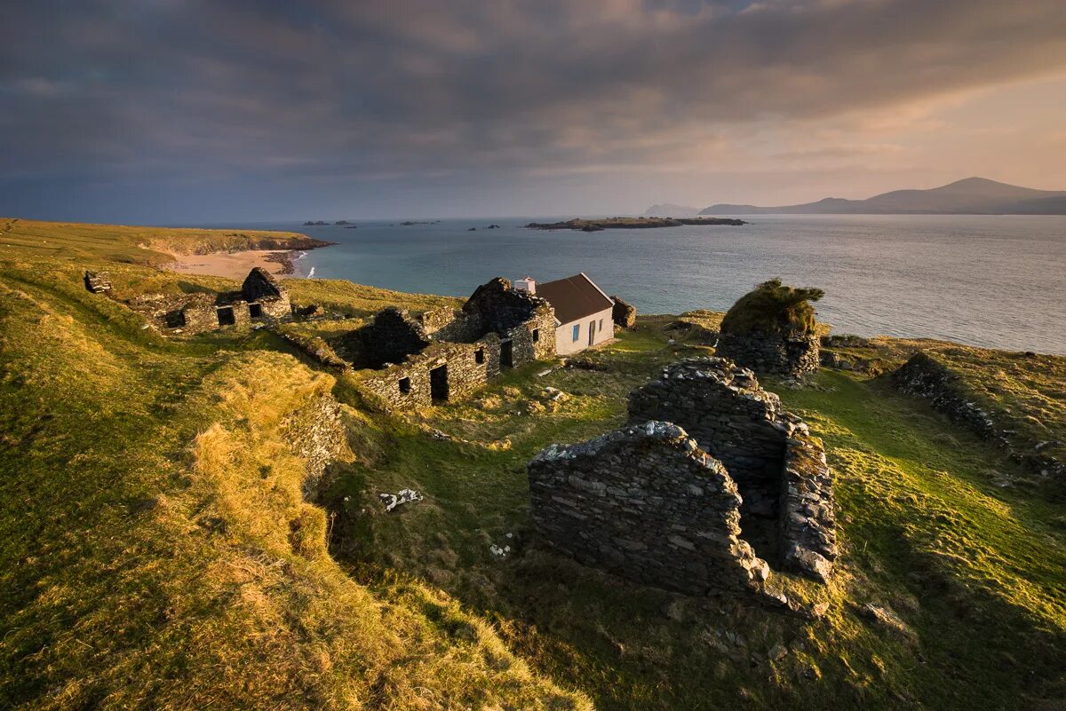 People live on islands. Грейт бласкет Ирландия. Остров Грейт бласкет. Остров бласкет Ирландия. Грейт бласкет Ирландия фото.