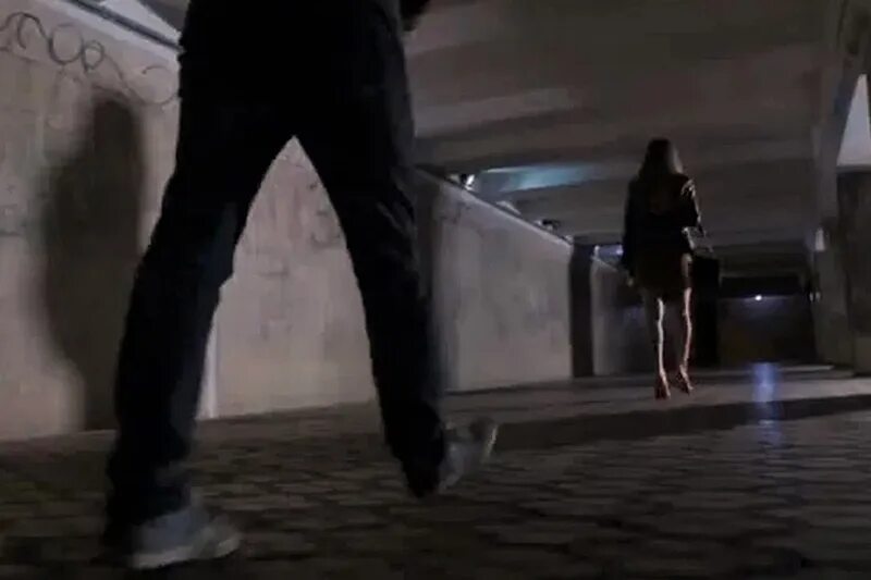 Майкл эклунд тревожный вызов. Ребенок розмари сериал 2014. Убегать во сне от кого-то. Я плюю на ваши могилы 1 фильм 2010. Человек убегает от маньяка.