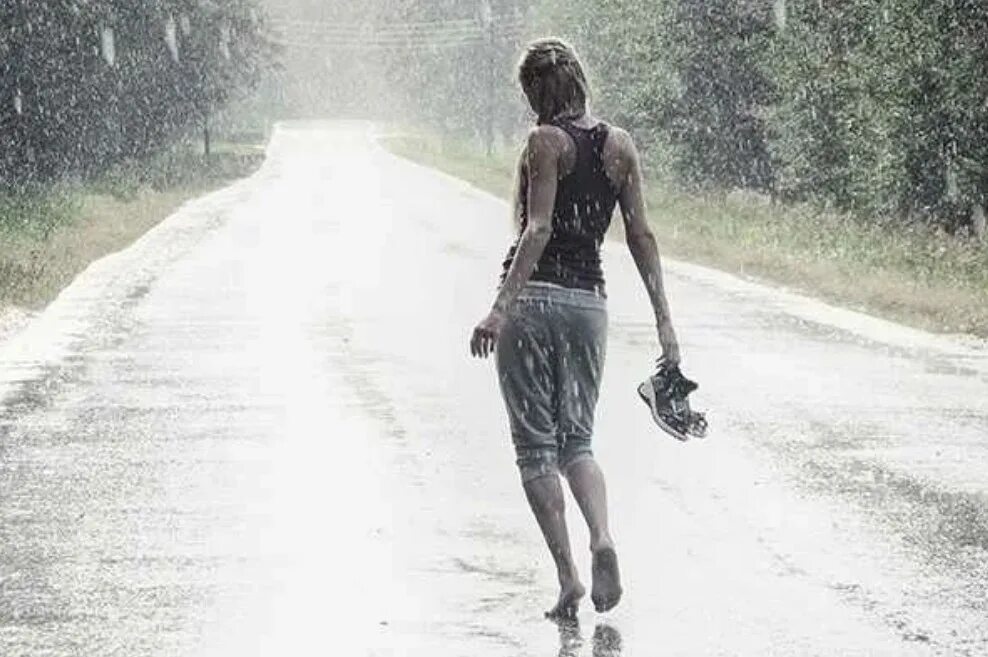 Можно ли гулять в дождь. Прогулка под дождём. Гулять под дождем. Девушка бежит под дождем. Идет под дождем.