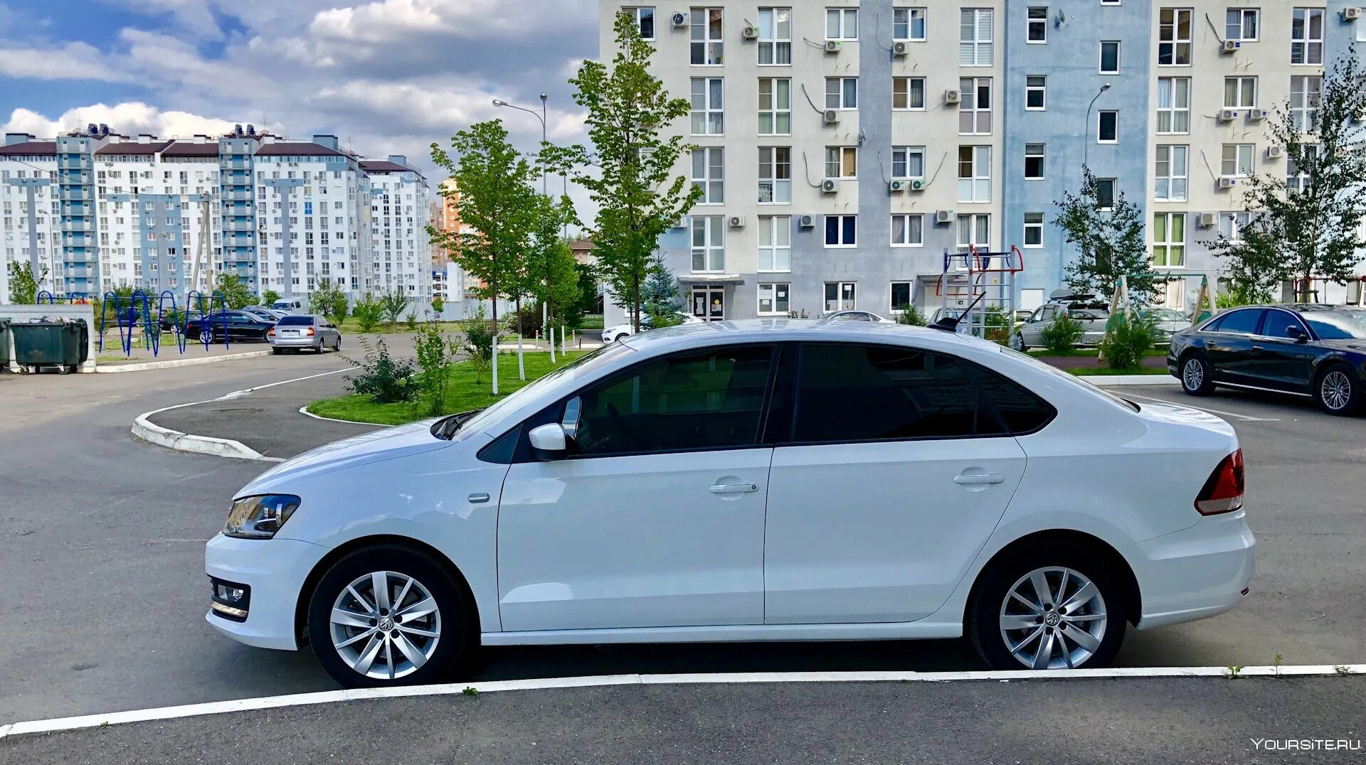 Фольксваген поло седан спб купить. Volkswagen Polo sedan белый. Белый Фольксваген поло поло. Фольксваген поло седан белый. Volkswagen Polo 5 седан белый.