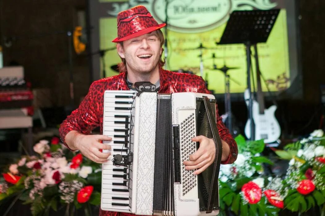 Егор матвеевский. Баянисты шоу. Баянист руслан манин. Дмитрий храмков баян. Баянист кирилл штыбин.
