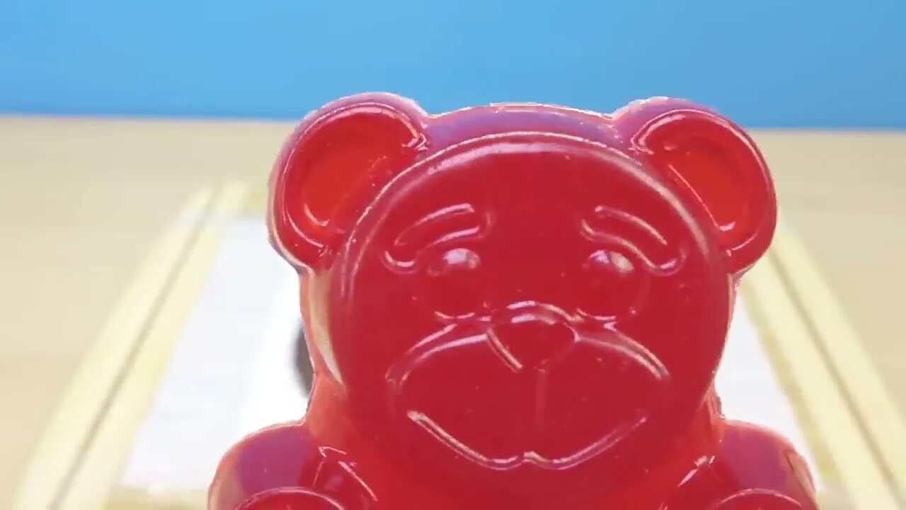Блоггер валера медведь. Валера желейный медведь шоколадные блоггеры. желейный медведь валера шоколадка. медведь валера пряник. шоколадного мишку о желейного мишку.