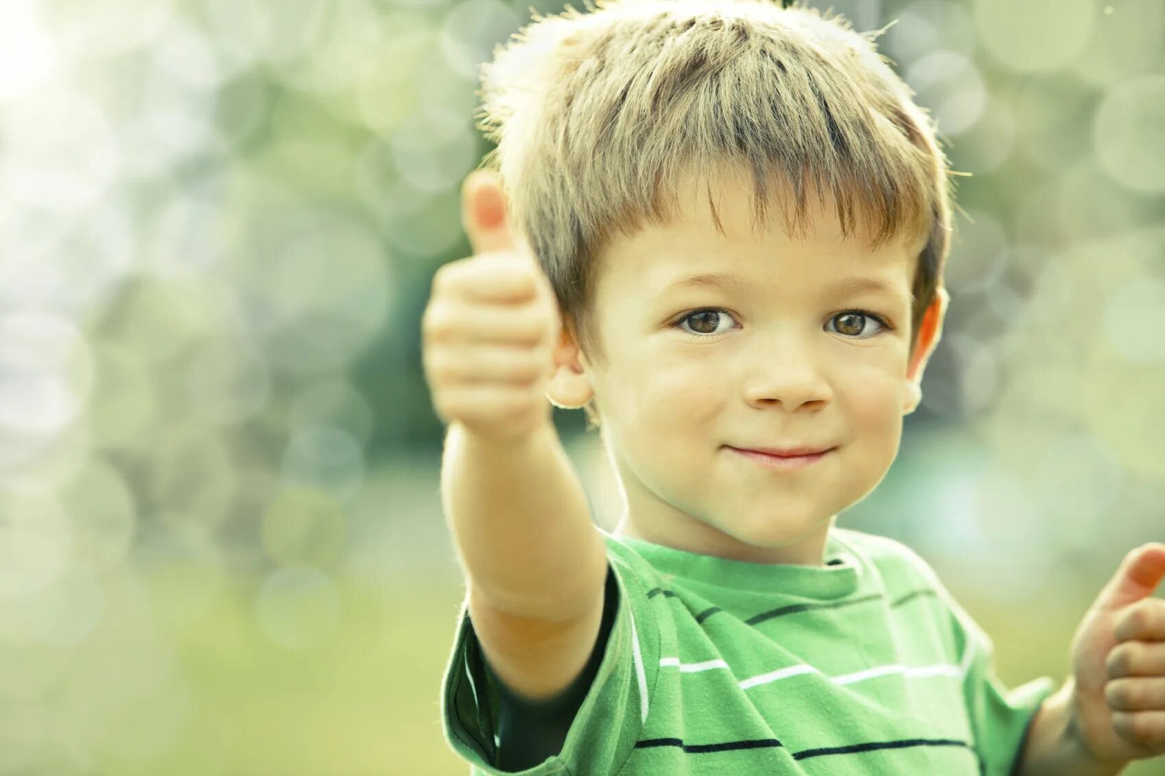 Smiling child. Счастливый ребенок. Радостные дети. Мальчик улыбается. Радостный мальчик.