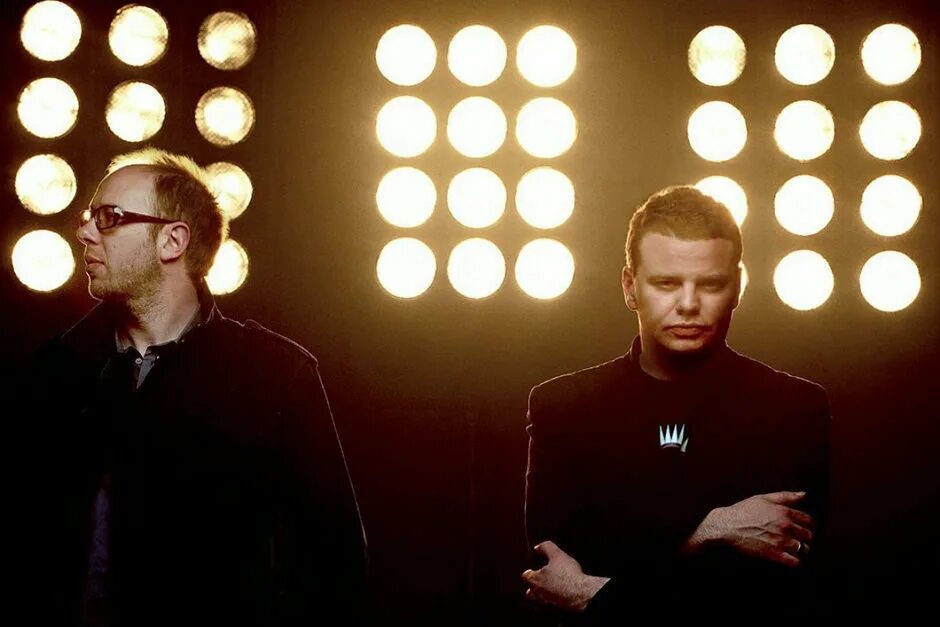 Том роулендс. Кемикал brothers. Chemical brothers 2022. Chemical brothers galvanize. Кемикал brothers.