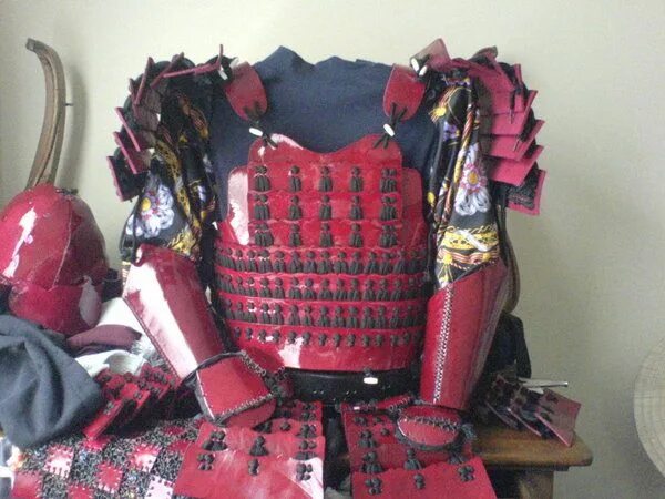 Доспех саругами. Red samurai armor. кейко доспех. пепакура доспехи самурая. доспехи самурая строение.