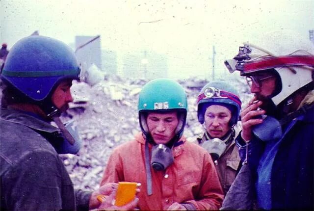 Корпус спасателей год. Российский корпус спасателей 1990. спасатели 1991. корпус спасателей 1990 фото. записки спасателя.