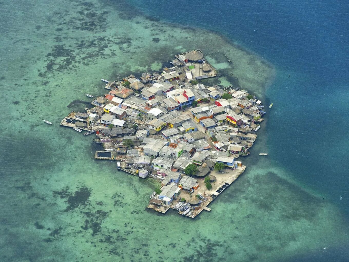 People live on islands. Остров Санта-Крус дель Ислоте. Санта Крус дель Истоле остров Санта-Крус. Санта Круз дель Ислоте. Санта Круз Делис лоте.