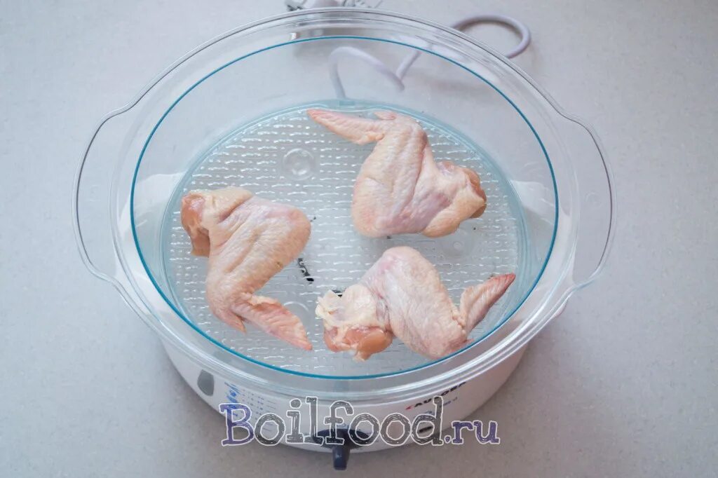 Куриные крылышки в кастрюле. Куриные крылышки в пароварке. куриный бульон с крылышком. вареные крылышки. крылышки кур в пароварке.