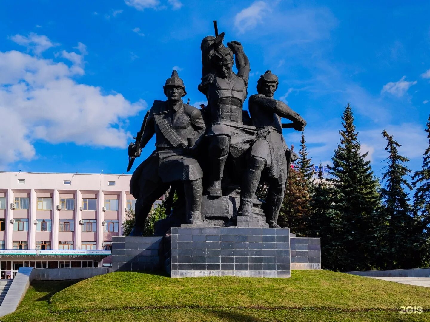 Октябрьская революция памятники. Памятник героям октябрьской революции уфа. Памятники октябрьской революции в спб. Октябрьская революция памятники. Памятник борцам революции нефтекамск.
