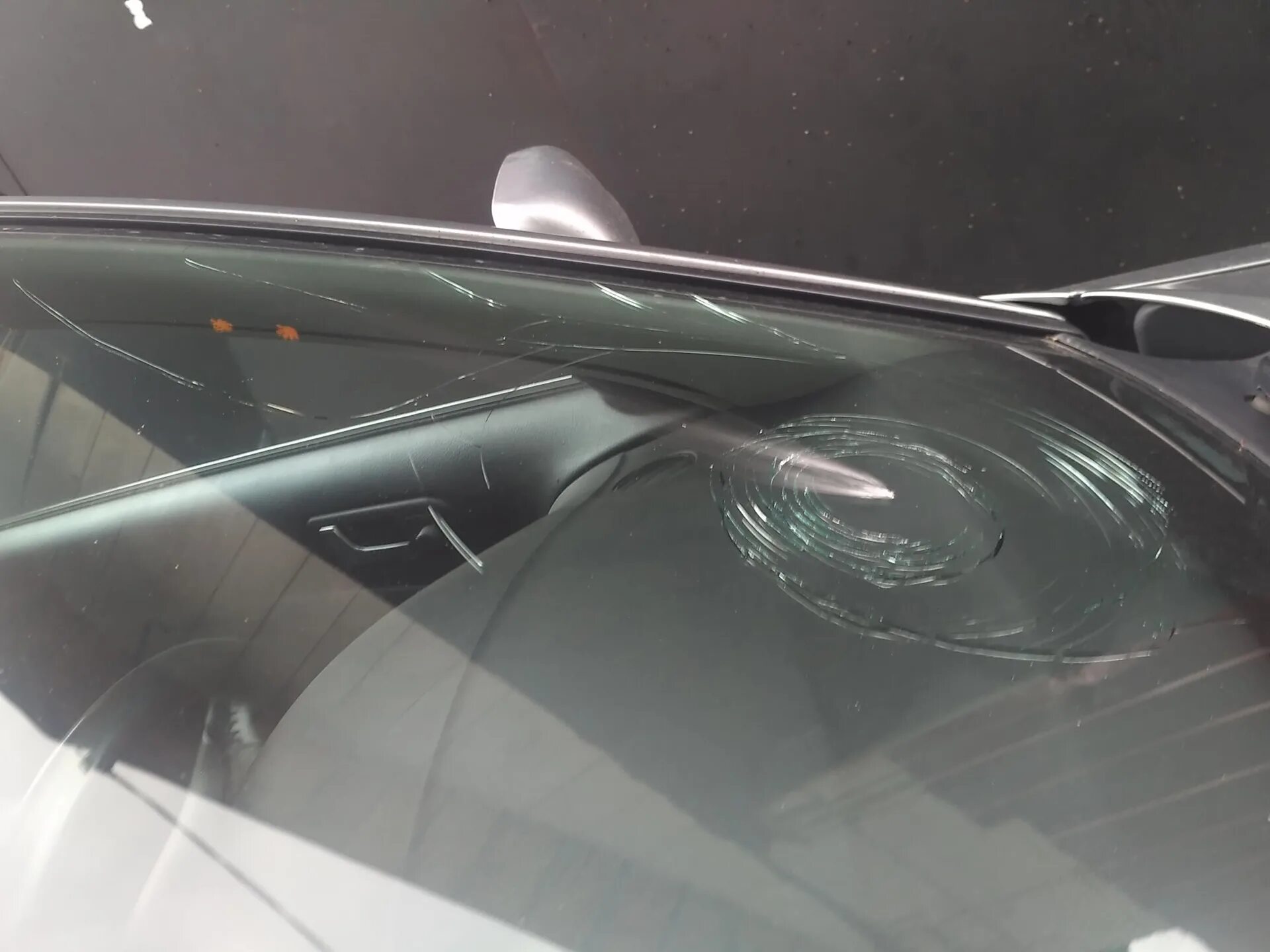 Закончите текст приведя факты примеры подтверждающие. Отражение на лобовом стекле автомобиля. Разбитое лобовое стекло. Машина с разбитым стеклом. Камень в лобовое стекло.