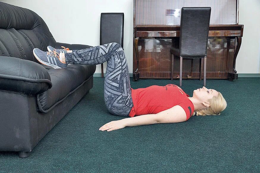 Физические упражнения на диване. Занятия для ленивых на диване. Упражнения лежа на диване. Упражнения для спины на диване.