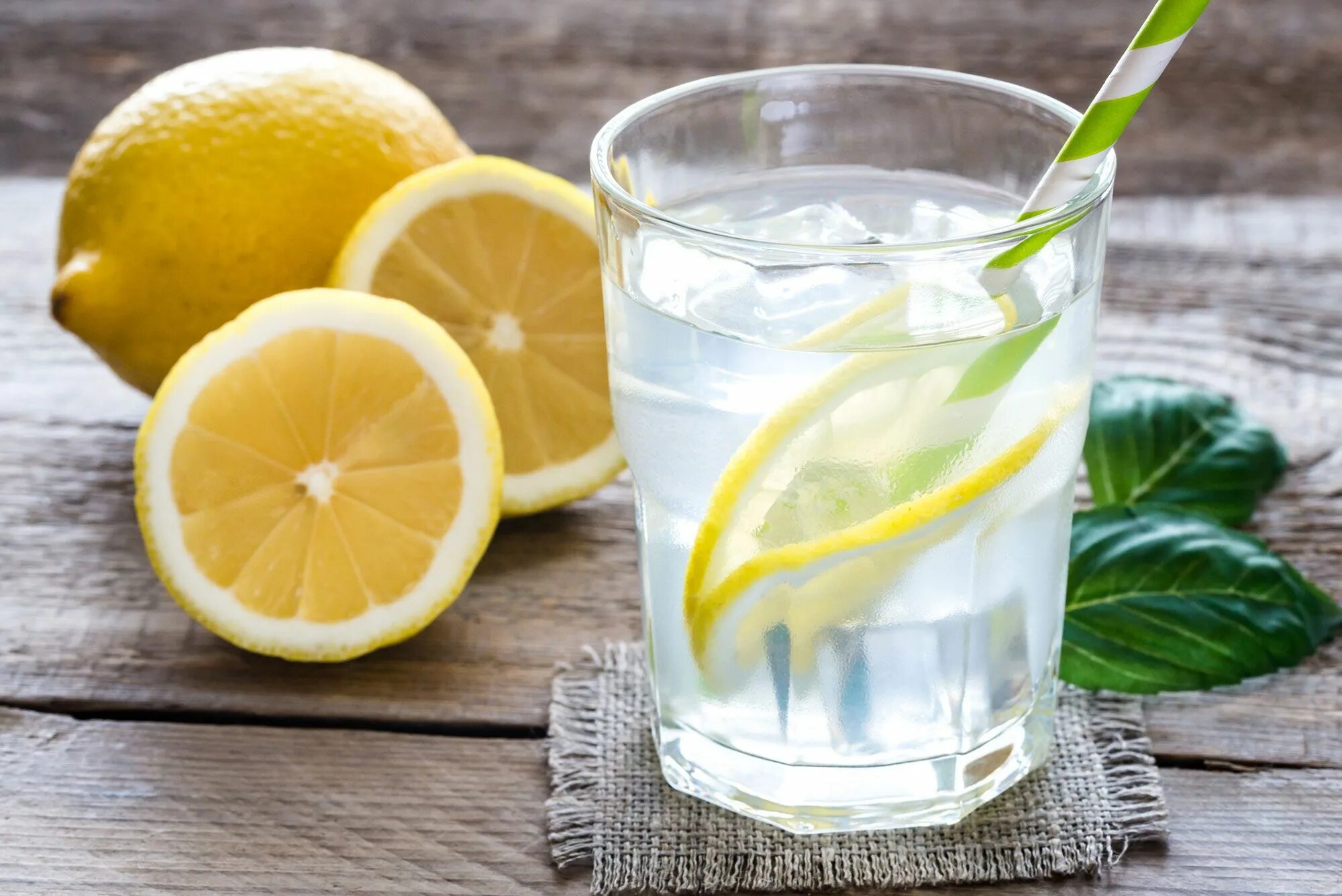 Вода лимон лайм. Вода с лимоном. Стакан воды с лимоном. Водичка с лимоном. Лимон.