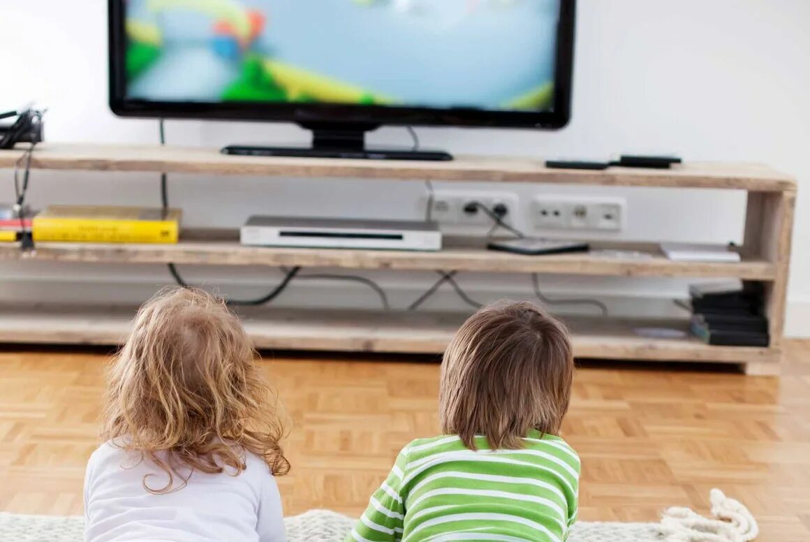 Kids watching tv. Дети children watched TV.. Kids watching TV with Fear. A child watching TV back view. Watching TV Kids Box.