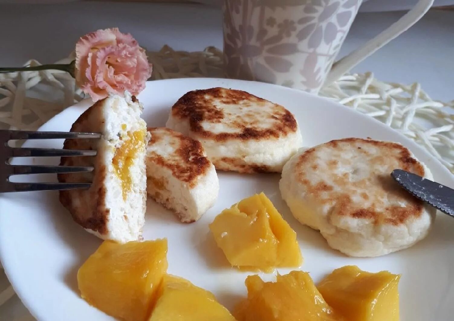 Сырники из творога рецепт кухня наизнанку. Сырники с манго. сырники с манговым соусом. сырники с соусом манго. сырники с манговым муссом.