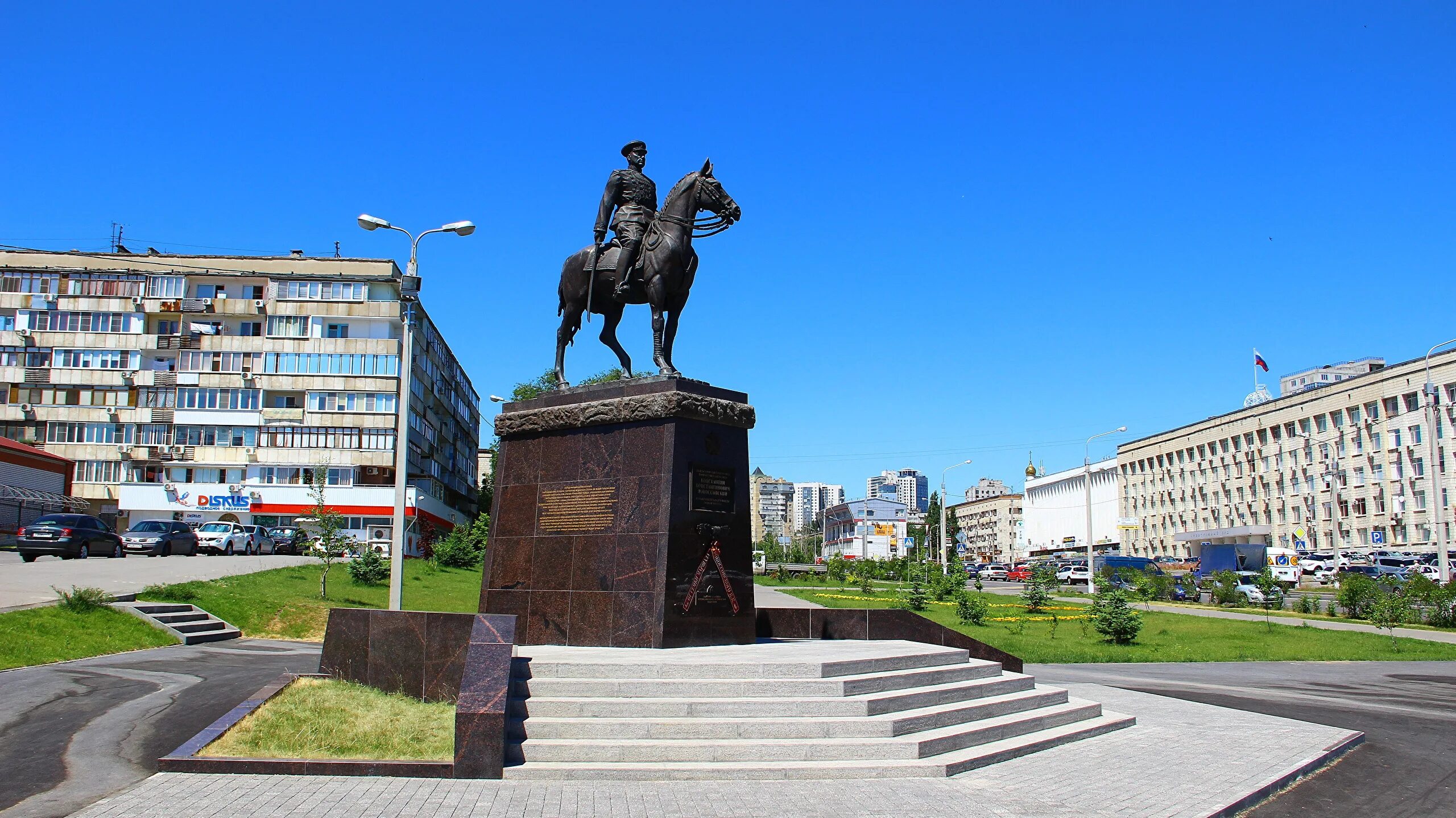 Сколько памятников в волгограде. Памятник рокоссовскому в волгограде. памятник константину рокоссовскому. памятник константину рокоссовскому в волгограде. памятник маршалу рокоссовскому в волгограде.