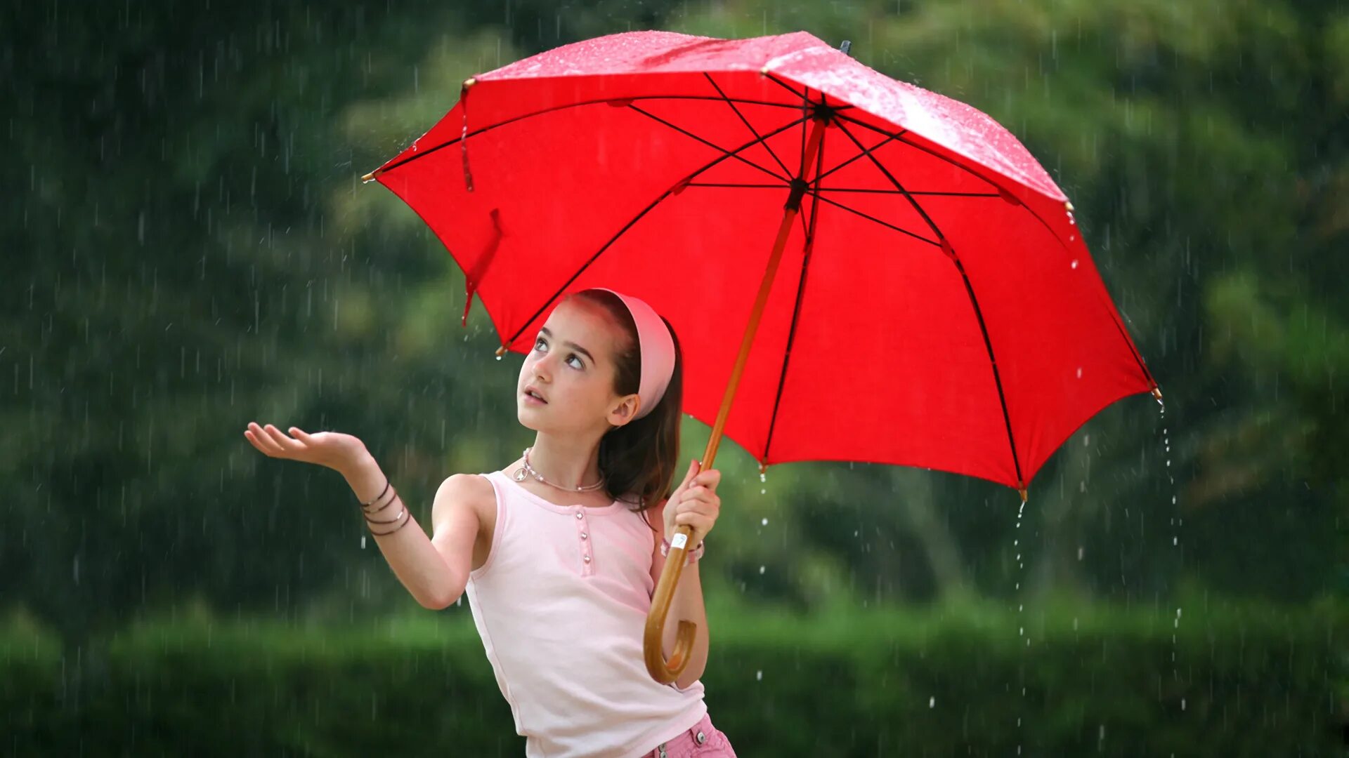 Девушка с зонтом. Девочка с зонтиком. Девочка под зонтом. Человек с зонтом. Дети под зонтиком