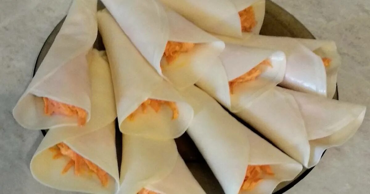 блины сулугуни рецепты. блинчики с яйцом и зеленым луком. блины сулугуни рецепты. сырные блины сулугуни. рулетики из сулугуни.