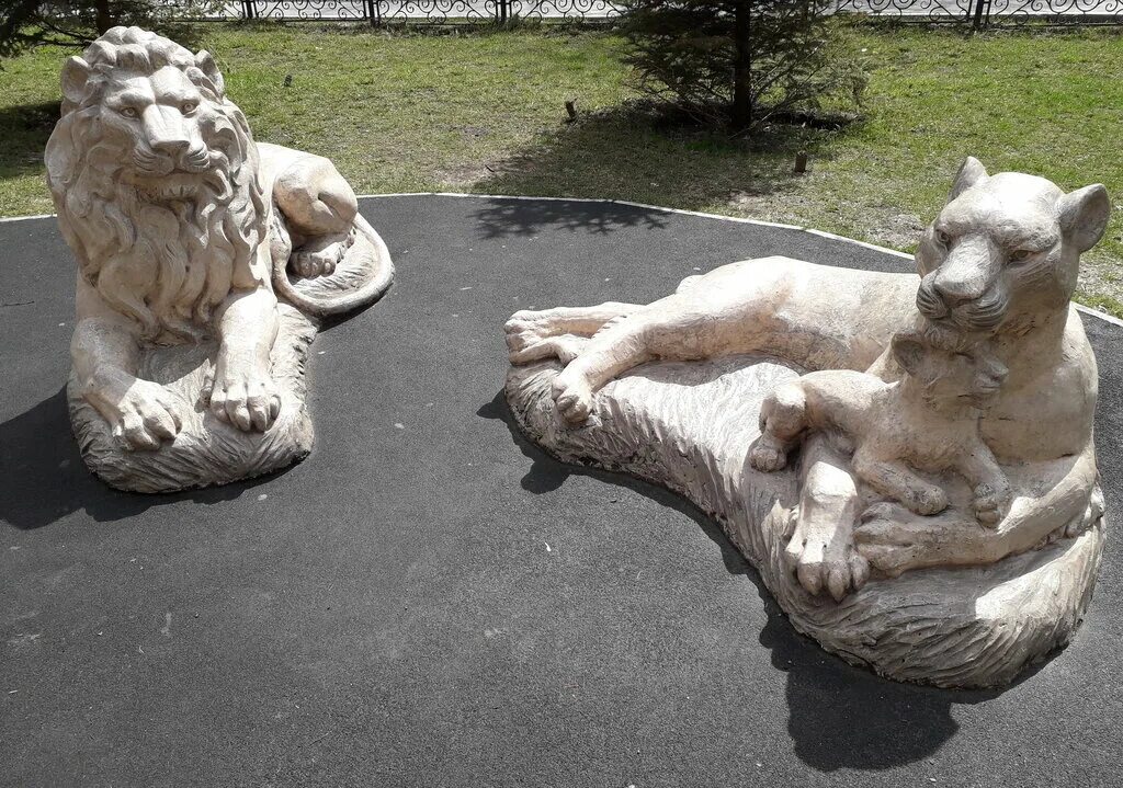 Эдемский сад Новосибирск. Скульптура львицы. Скульптура лежащего Льва. Скульптура Лев и львица.
