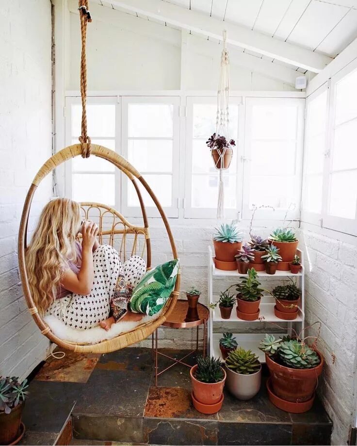 Découvrez ce petit balcon aménagé à la végétation luxuriante Balkon mobilyaları,