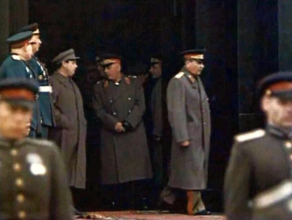 Сталин 24 июня 1945. Сталин, ворошилов, буденный на параде победы 1945. Сталин на параде победы 24. Мавзолей ленина парад победы 1945. 1945.