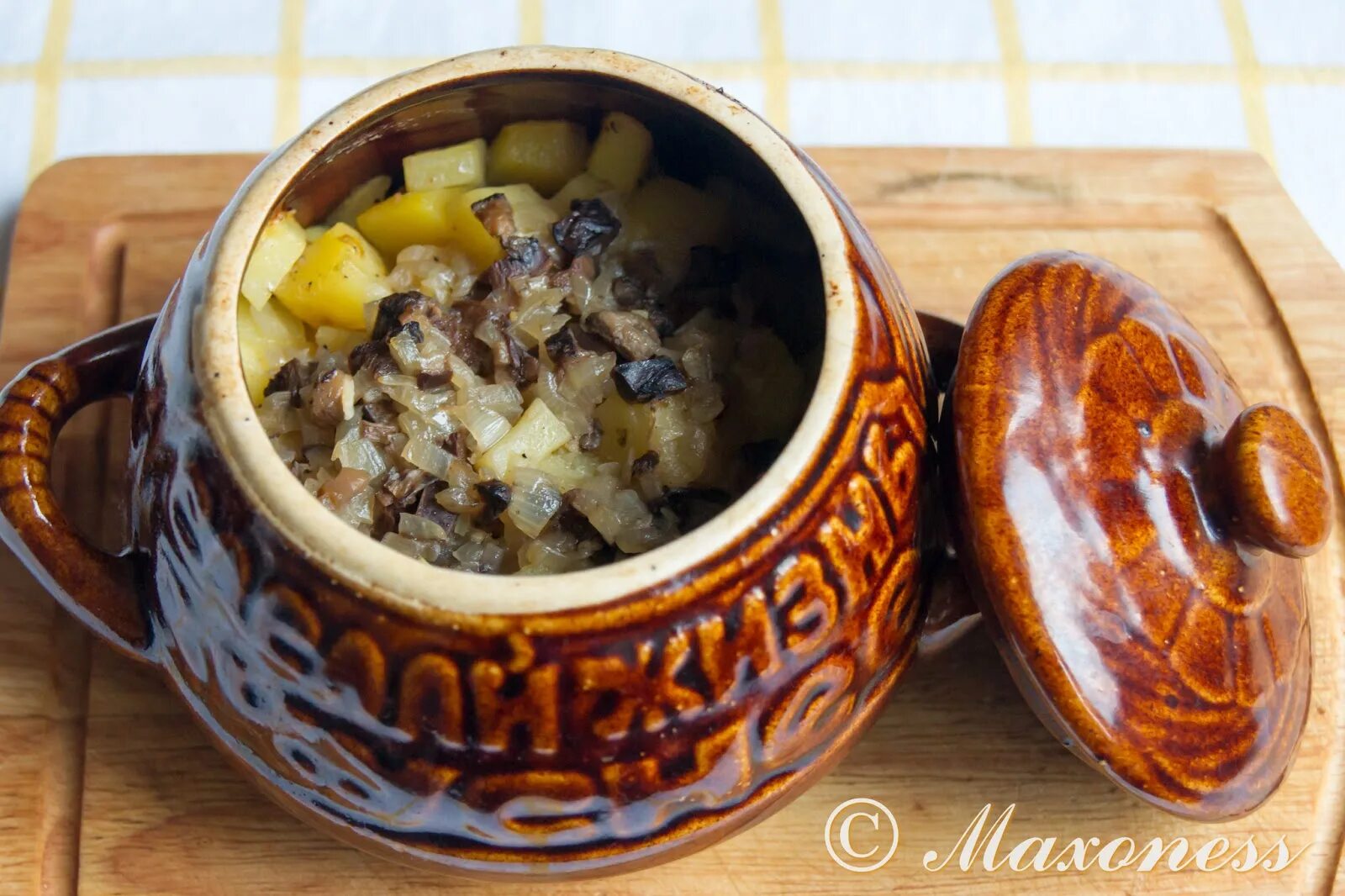 белые грибы в горшочке в духовке. картофель с грибами в горшочке. грибное жаркое в горшочке. белые грибы в горшочке в духовке. картофель с грибами и мясом.