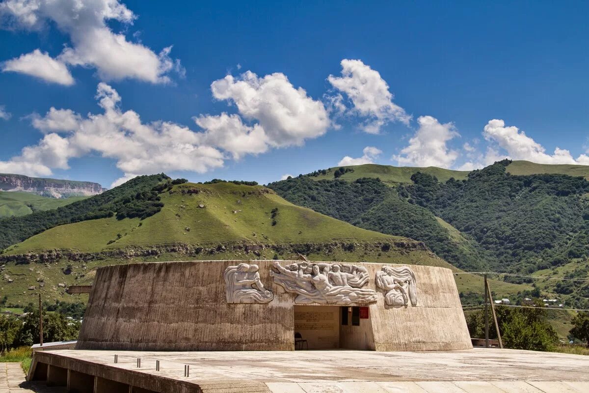 Красный курган карачаево-черкесия девушки. Курганы кчр. Красный курган карачаево-черкесия. Гора красный курган карачаево черкесия. Медвежья балка карачаево черкесия.