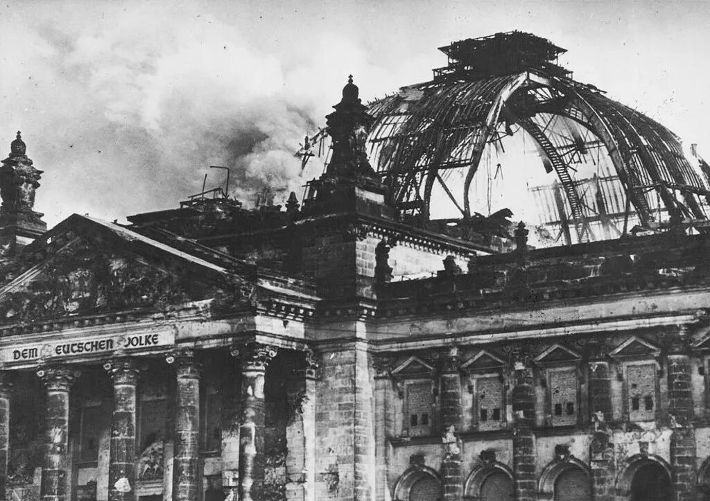 Горящий рейхстаг 1933. Пожар в рейхстаге 1933. Берлин рейхстаг 1933. Рейхстаг в огне. Рейхстаг в огне.