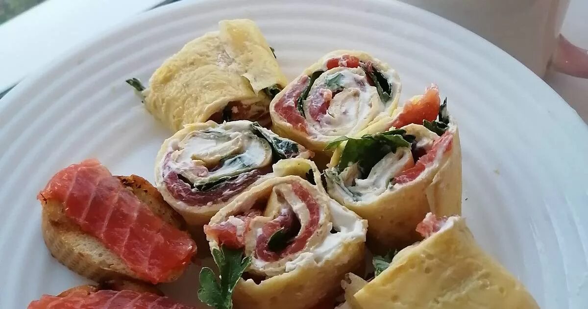 яичный блин с семгой. блины с лососем. яичный блин с семгой. блины с красной рыбой. яичный блин с семгой.