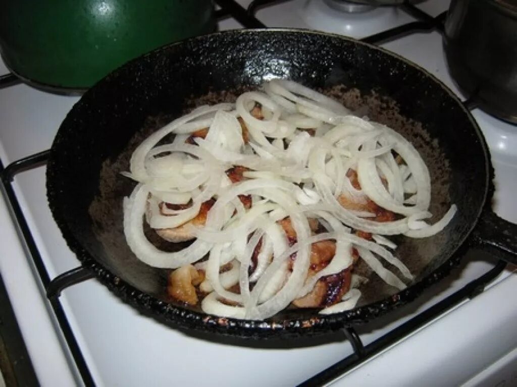Как жарить мясо на сковороде с луком. Мясо с луком на сковороде. жареное мясо с луком на сковородке. мясо жареное на сковороде с луком. покрыли жарить.