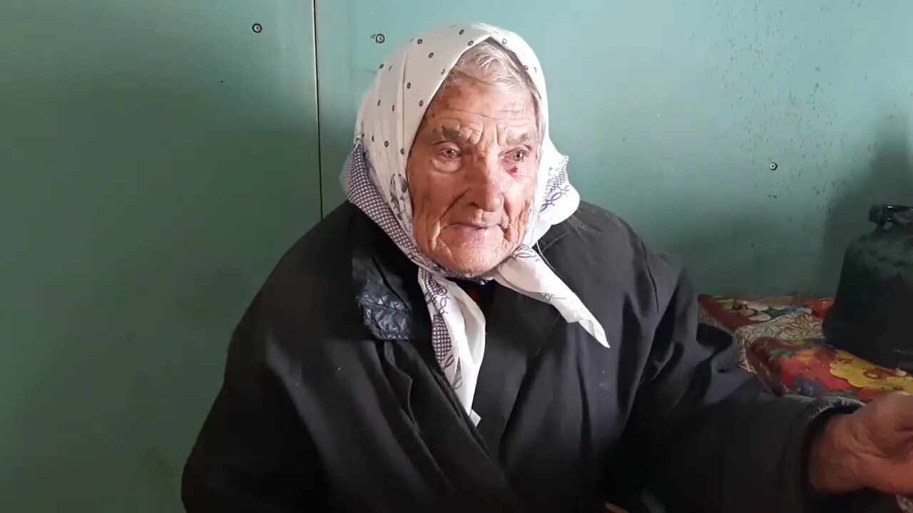 Бабка алка. Бабка алка. Бабушка в шоке от подростков прикол. Бабка аллка. Бабки есть.