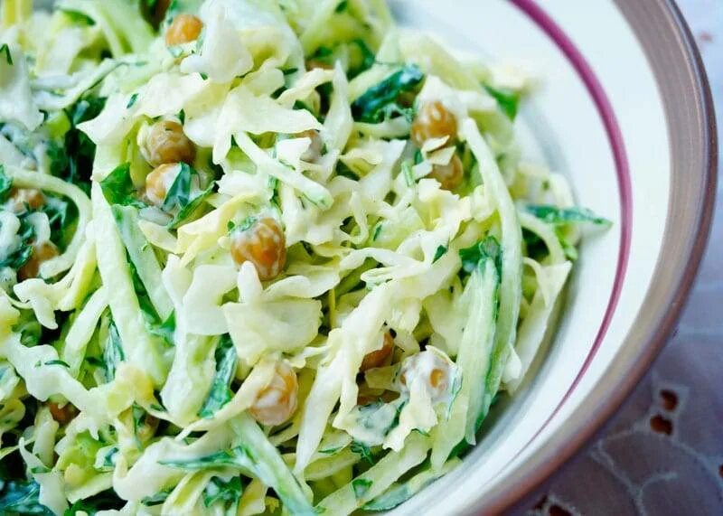 Салат с пекинской капустой зеленым горошком яйцом. Салат из пекинской капусты с горошком. Пекинская капуста тунец яйцо. Салат из пекинской капусты с горошком. Салат с пекинской капустой и горошком.