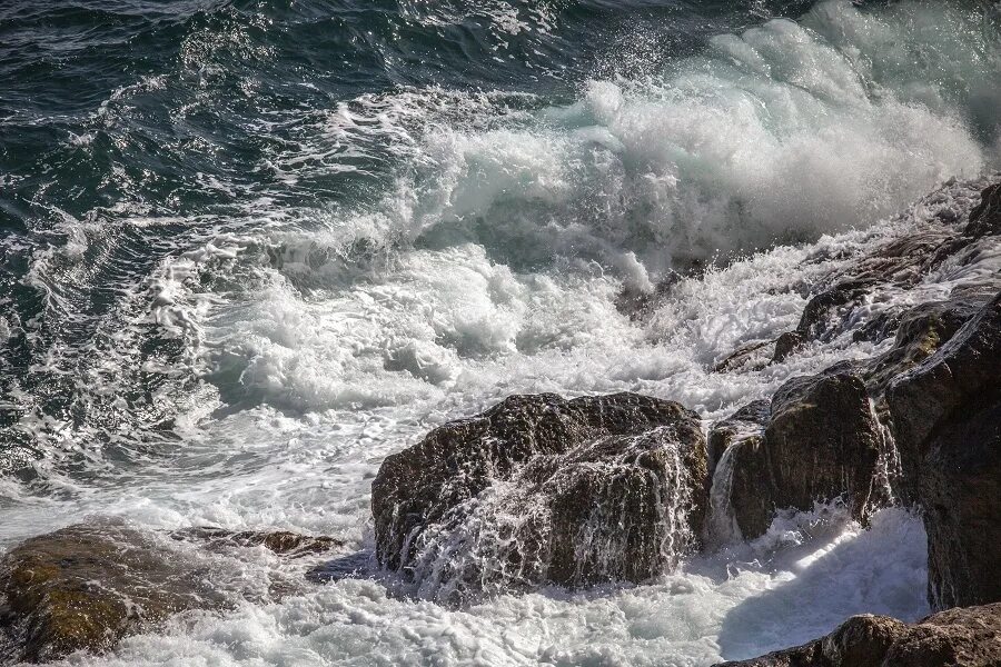 Открой морская стихия свои тайны. Волны в апреле на Велигаме.