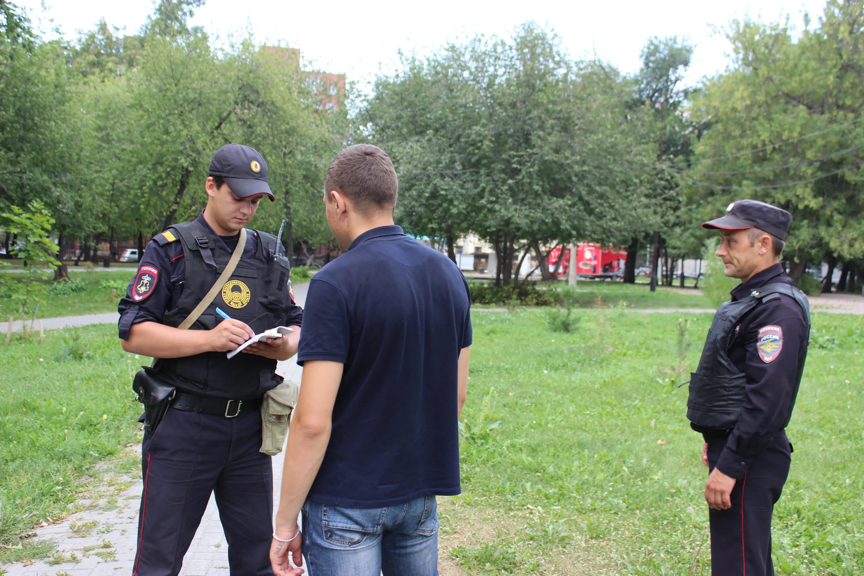 Проверка документов у граждан сотрудниками полиции. Проверка документов у граждан сотрудниками полиции