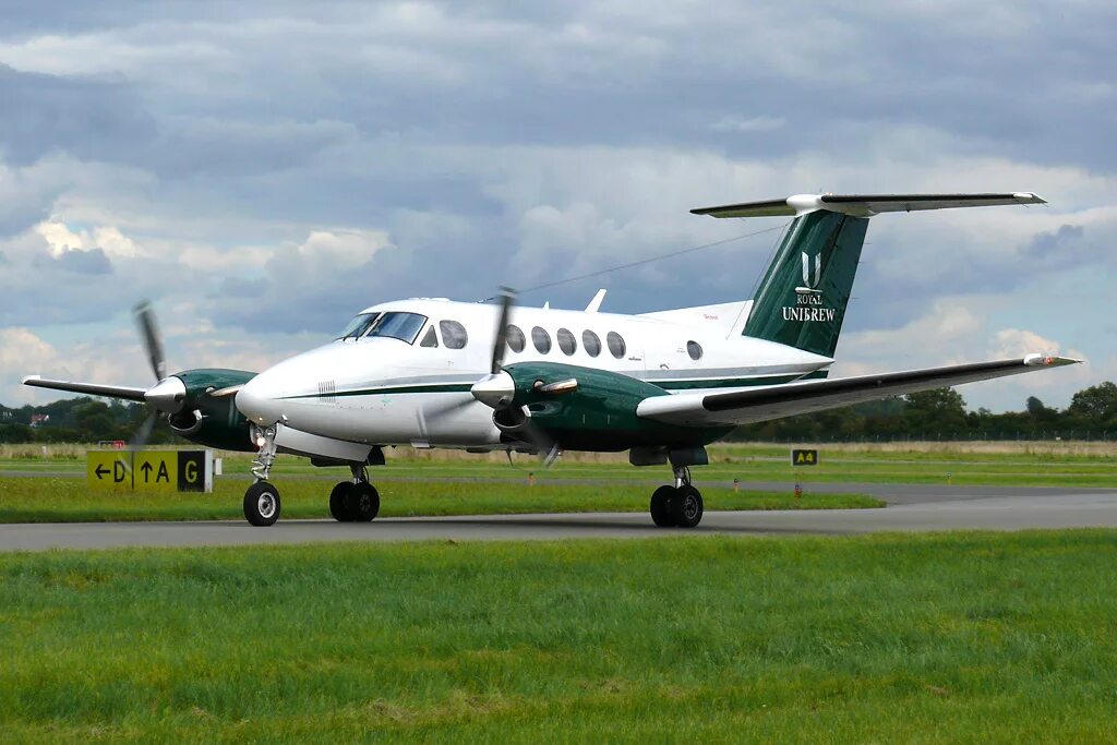 Аир б. Beech b200 super King Air. Beechcraft super King Air 200. Самолет Beechcraft King Air b200. Beech 200 super King Air.