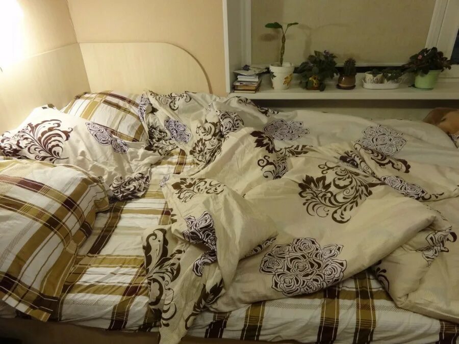 Разобранная постель. Незаправленная кровать. Незаправленная пастель. Неубранная постель. Расстеленная кровать.