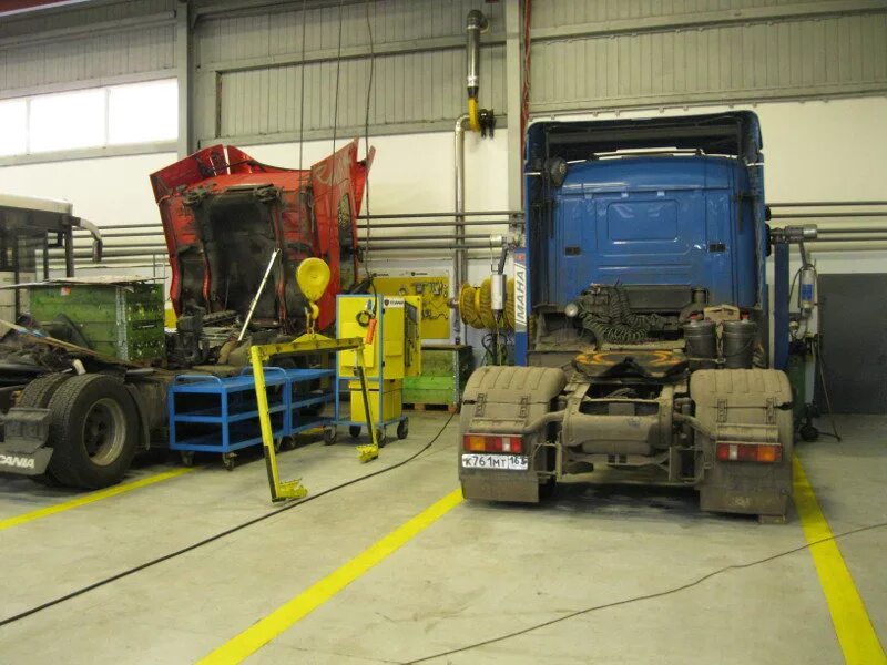 Техническое обслуживание грузовых автомобилей. Грузовик кузовной. Ремонтный бокс для грузовых машин. Сто грузовых автомобилей. Грузовой автосервис рено.