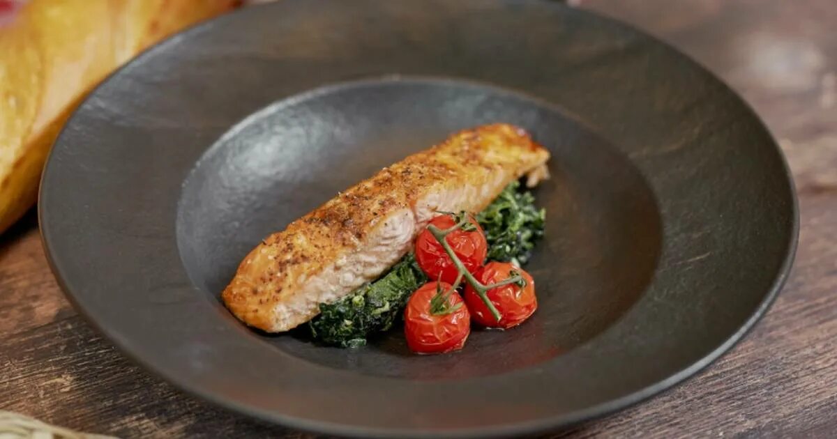 Треска под шпинатным соусом. Филе лосося терияки. Форель фаршированная шпинатом. Лосось фаршированный шпинатом. Лосось в духовке со шпинатом.