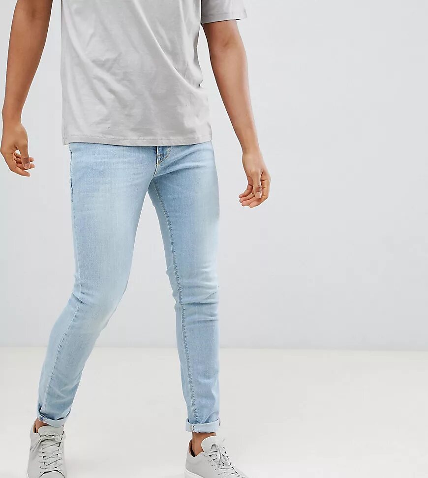 кроссовки под джинсы. кроссовки под светлые джинсы. светлые джинсы. светлые джинсы обувь. светло голубые джинсы мужские.