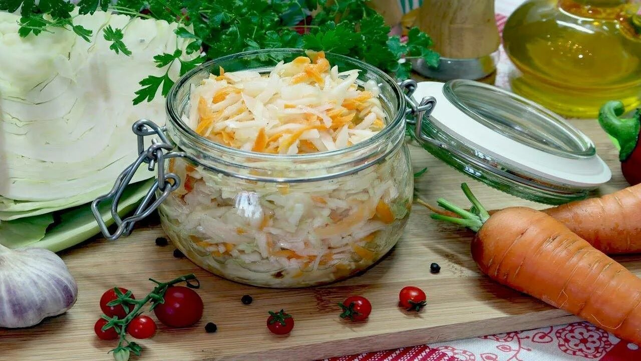 Соленая капуста с маслом. Квашеная капуста овощата. Капуста белокочанная квашеная. Капуста квашеная с морковью. Красивая квашеная капуста.