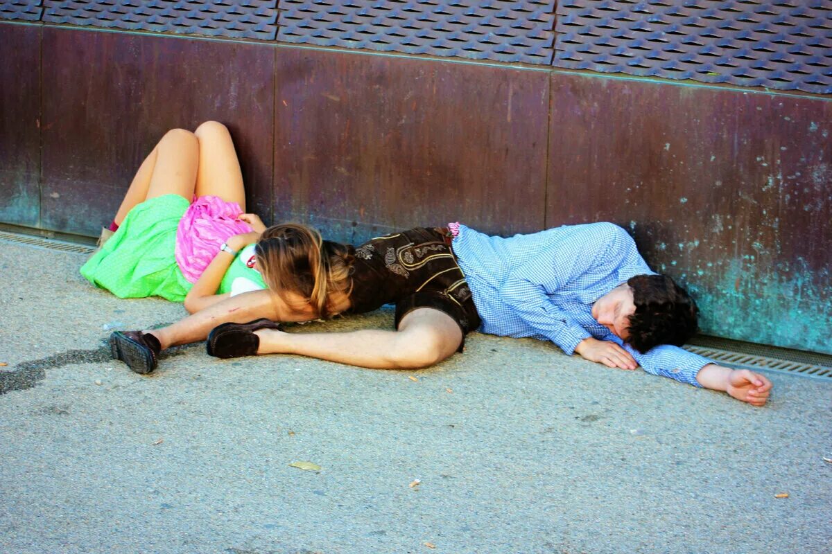 Девушки без сознания фото. Бутылка лежит. Пьяные девушки без сознания. Красивая пьяная девушка. Пьяная девушка без сознания.