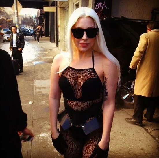 Сиськи Lady Gaga в толпе